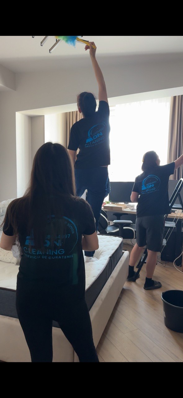 Echipa Mon Cleaning la lucru — curățenie sigură pentru casa și familia ta